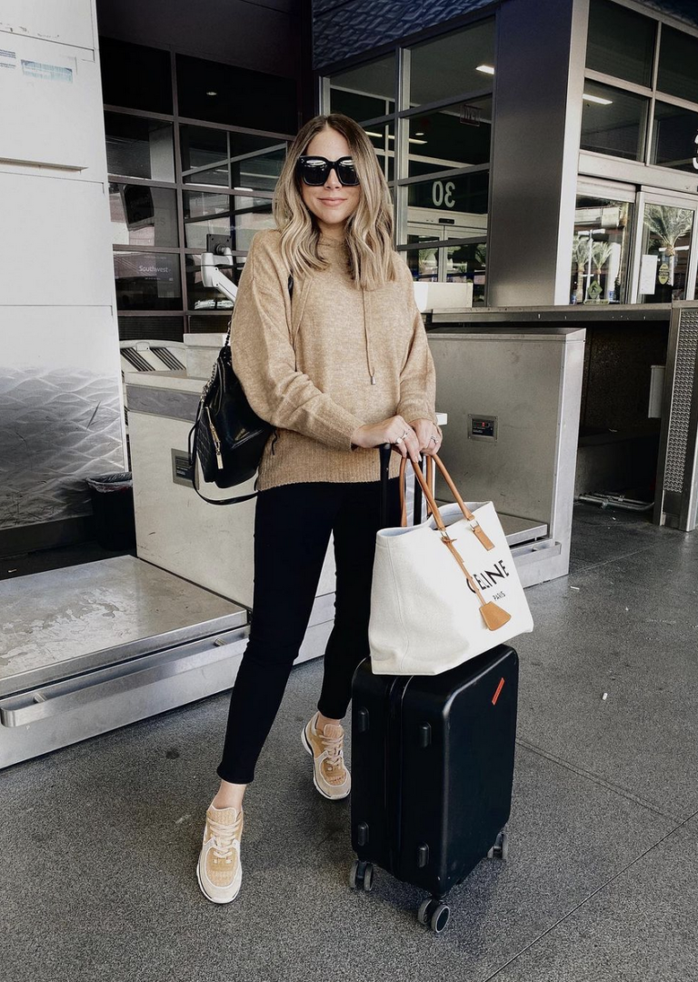 how to style travel outfit