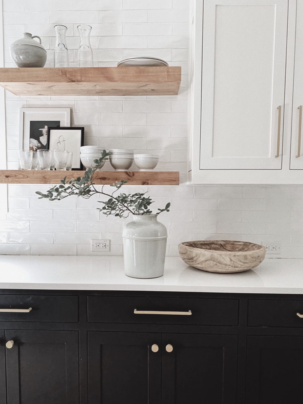 black and white kitchen 