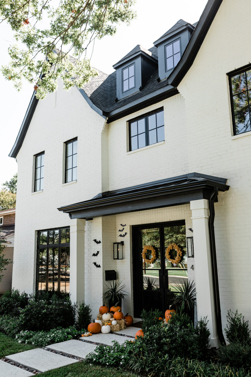 WHITE BRICK HOUSE FALL DECOR